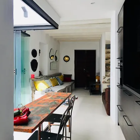 בית נופש Unique Townhouse With Rooftop Pool *