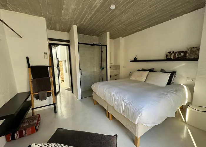 펜션 Unique Townhouse With Rooftop Pool 에스테포나