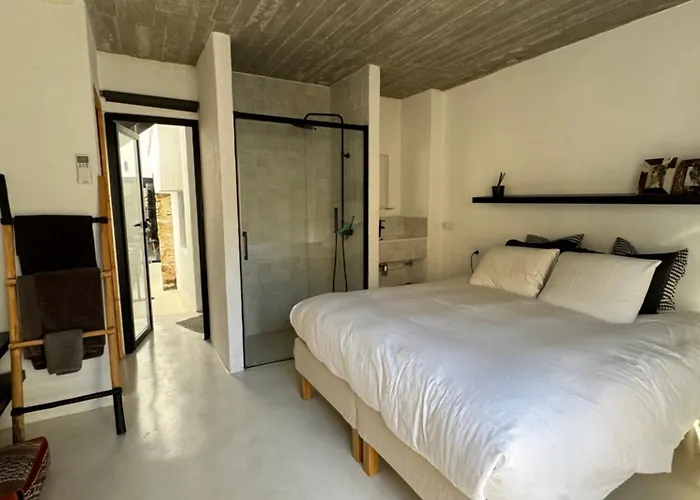 Unique Townhouse With Rooftop Pool 펜션