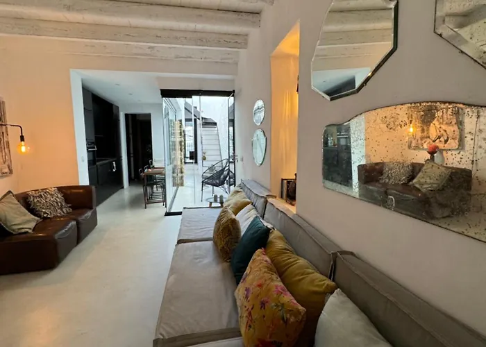 Сasa de vacaciones Unique Townhouse With Rooftop Pool