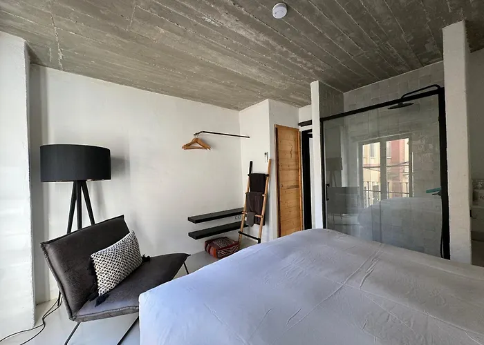 Unique Townhouse With Rooftop Pool Сasa de vacaciones Estepona