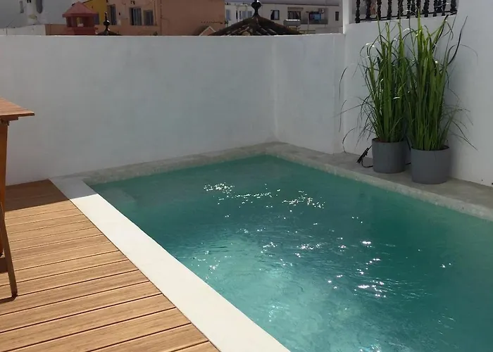 Unique Townhouse With Rooftop Pool Сasa de vacaciones *